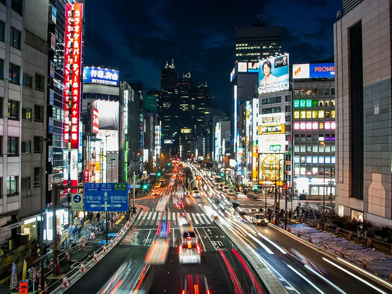 タイルではないうアスファルト敷きの暑い夏イメージ