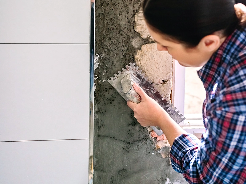 タイルの接着剤適量を均等に塗る