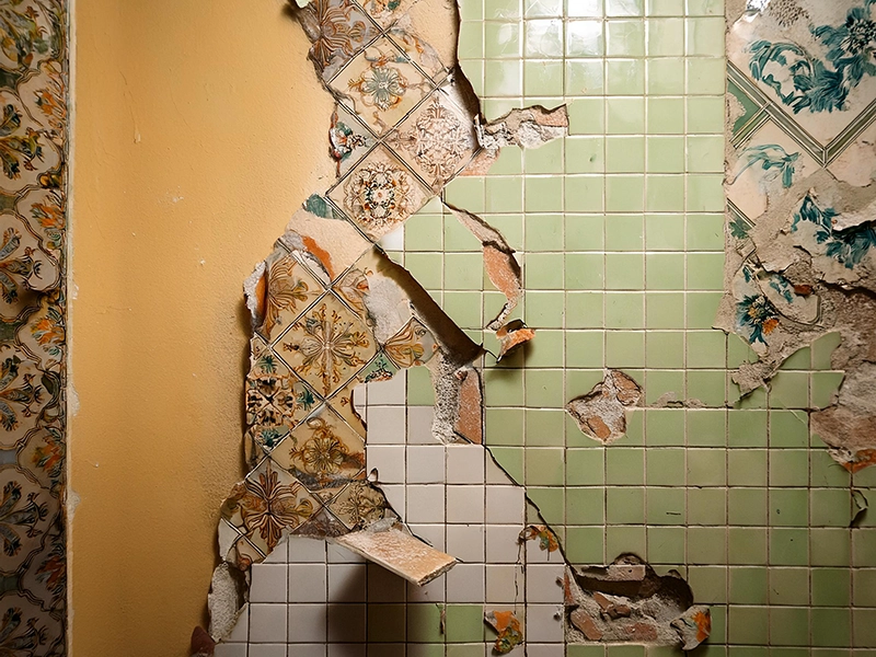 壁紙の上からタイルは張らない