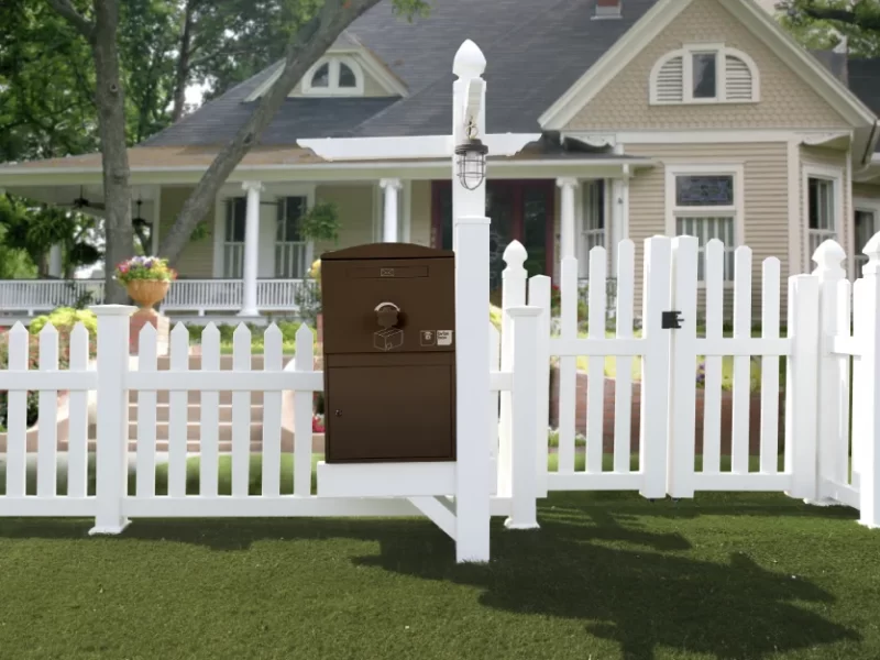 防犯性に優れたオシャレな宅配ボックス「Brizebox(ブライズボックス)」と機能門柱バイナルスタンドとマリンランプの施工事例